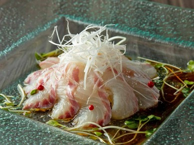 洋のアレンジが薫る創作中華もあり、何度通っても飽きない店