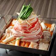 店主の名を冠した創作鍋も超絶美味！　熊野牛ほるもん・豚バラ肉・鶏肉の3種のお肉、新鮮野菜、自家製出汁がお互いの旨みを引き立て、元気が出るおいしさ。醤油・赤（辛味噌）・白（白味噌）の3種の味をご用意。