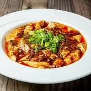 当店人気NO.1の辛さを選べる四川麻婆豆腐。一度食べるとヤミツキになる『極上麻婆豆腐』も人気。スペアリブから丁寧にとる贅沢な出汁と醤油で仕上げる、店オリジナルの麻婆が豆腐にからみ、旨み・コク・食感が極上。