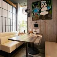 本格＆新感覚の中華料理をオシャレに楽しめるダイニング。女性同士でのお食事、デート、お子様連れのファミリーが心地よく憩える雰囲気です。店名にちなんだ大熊猫（パンダ）グッズや小物の多さも食事中の楽しみに！
