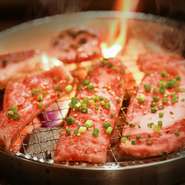 活気あふれる店内で、皆で仲良く焼肉を楽しめる店。テーブルの間隔を広くとり、空調もばっちりなので何かと安心。壁側がベンチシートになり、小さなお子様連れの方も快適にくつろげます。嬉しいコスパも◎。