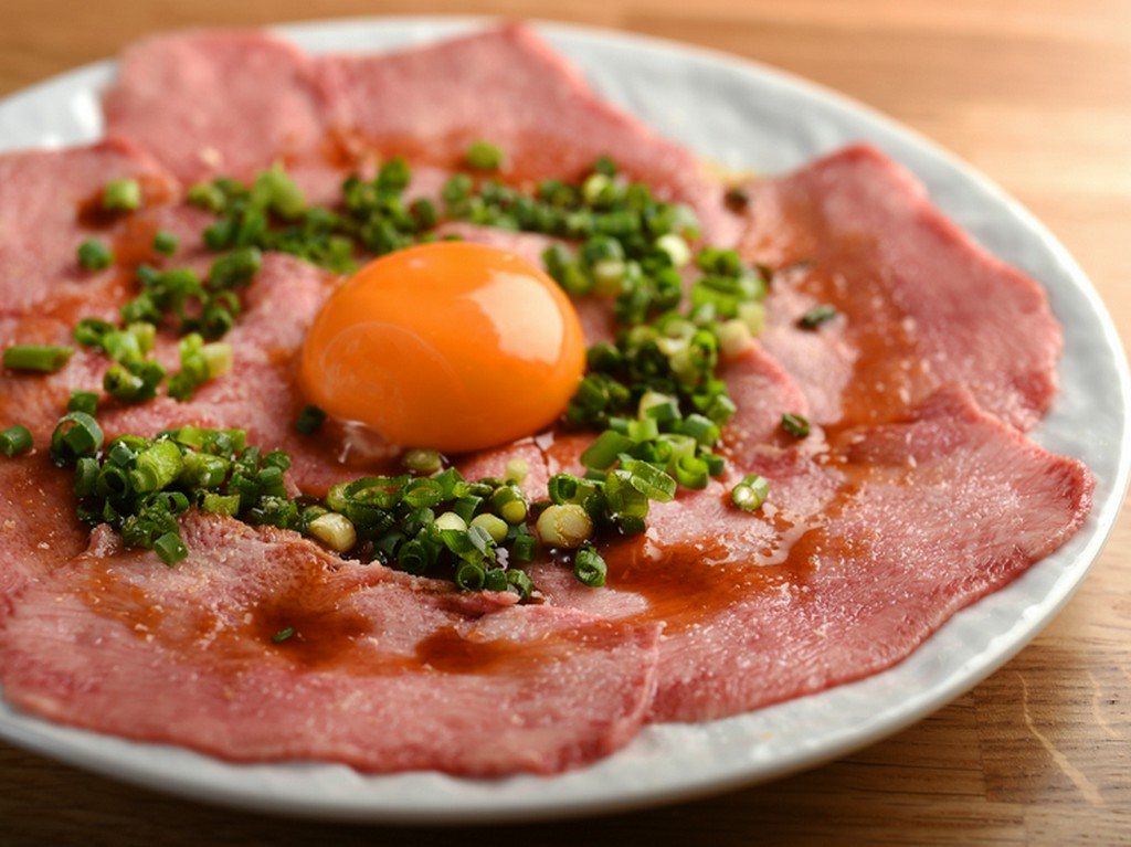 超希少。牛タンの最高級部位をサシで楽しめる『タン刺身』