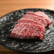 部位ごとに仕入れ先を変え、より上質な肉を厳選しているため、人気のハラミも格別の旨さ。炭火で香ばしく焼き、店で2日間熟成をかけて仕上げる特製タレで味わうと、旨み・歯ごたえとも頂点のおいしさに！