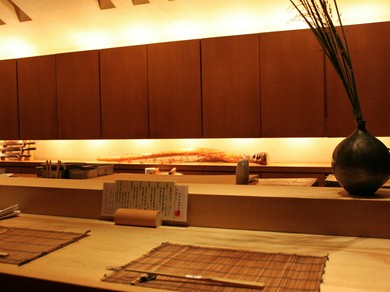 食通の方をもてなす少人数の接待に向く、大人のための美味空間