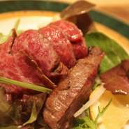 当店では九州の黒毛和牛、部位はイチボを提供させて頂いております。