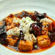 ワインと合う麻婆豆腐をテーマに生まれた看板料理。ほのかな辛味と魚介の旨味、あとに来る甘みが、他の麻婆豆腐と一線を置く、クセになる一品