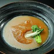 高級中華の代名詞「フカヒレ」をより身近に感じられる一品。街場で堪能できる価格で、本物の味わいを楽しめます。