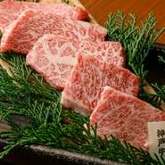 日本三大和牛の一つとして、厳しい基準を持つ「神戸牛」。その本物を扱う「神戸ビーフ指定登録店」として認定を受けているお店だからこその味わいを、存分に堪能できます。