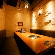 店舗奥にはおこもり感満点の半個室席もあり。大切な人とのデートや重要な会食なども、周囲を気にすることなく楽しむことができます。お互いの距離をぐっと縮める焼肉デートは、ぜひ【神戸仔牛屋】で。