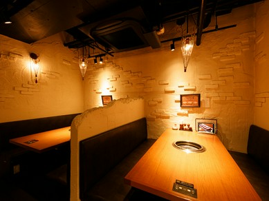 漆喰壁にアイアンのシルエットが揺れるオシャレな空間