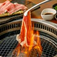 肉の王様ともいわれる「神戸牛の前バラ肉」薄切りを、さっと炙っていただく焼きしゃぶです。おろしポン酢はもちろん「たれ」と一緒にすき焼き風でいただくのもオススメ。焼肉とはひと味違う味わいを楽しめます。
