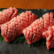 同店自慢の厚切り焼肉の中でも特に人気の高い『厚切りタン』。しっとり柔らかな上質のタンを、大胆な厚切りで食感も楽しみながら味わえます。マンゴーカットで食べやすく仕上げたタンの旨みをぜひご堪能あれ。