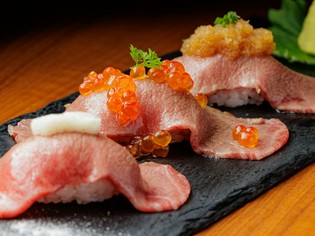 高リピート率を誇る自慢の品『黒毛和牛　炙りにぎり三種盛』