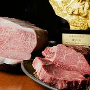 神戸牛指定登録店ならではの上質な神戸牛はもちろん、各地からプロの目で厳しく選んだクオリティの高い牛肉を幅広く楽しめます。最上級とも称される『神戸牛　三角バラ肉』は、ぜひ一度味わってみてほしい逸品。