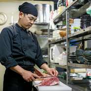 肉の質にこだわるのはもちろん、提供する際の厚みや切り方などにも心を配り、店内で丁寧にハンドカット。おいしいお肉を一番おいしい状態で提供することを大切に、喜んでもらえる味わいをと、手間を惜しみません。
