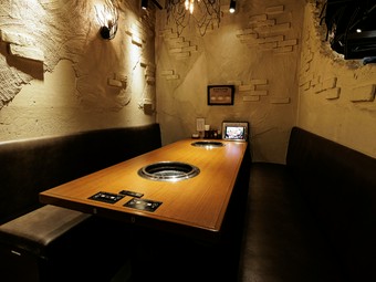 全席パーティションで区切られた個室感覚がうれしい店内