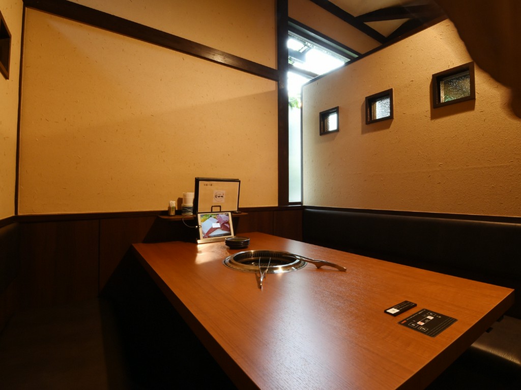 ゆったり広めの半個室席でプライバシーを気にせずくつろげる