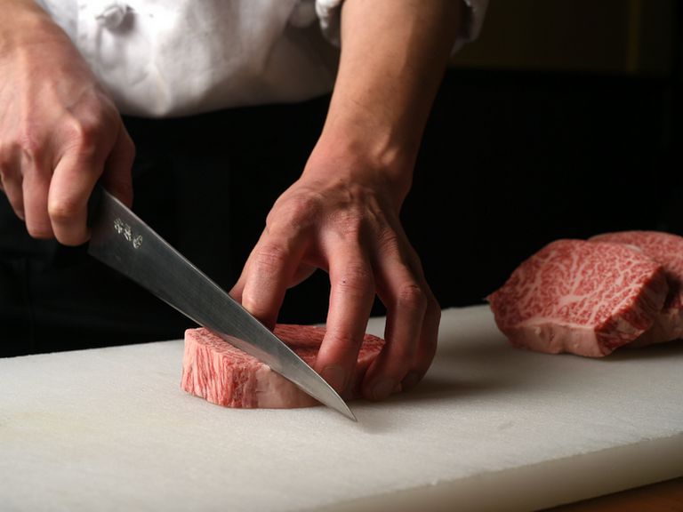 見た目や食べやすさにもこだわり、丁寧にハンドカット