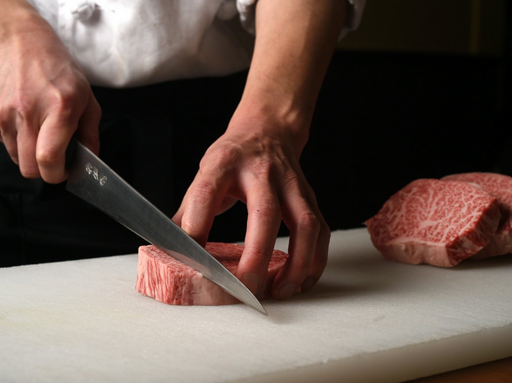 見た目や食べやすさにもこだわり、丁寧にハンドカット