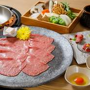 食い倒れの街大阪で、日本三大和牛「神戸牛・松阪牛・近江牛」を、一度に様々な調理法でとっても贅沢に味わえます。総料理長独自のルートで仕入できるからこその、とろけるような美味しさに、至福のひと時です。

