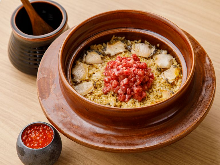 吟匠邸限定の逸品。『三大和牛と鮑の土鍋ご飯』2人前〜3人前