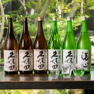 独自ルートにより、日本酒好きの方に高い人気を誇る『久保田』を希少銘柄も含めて取り揃え。スタンダードの百寿から、最高峰の洗心までが揃い、贅沢な飲み比べも可能。他に、焼酎・果実酒・カクテルなども豊富です。