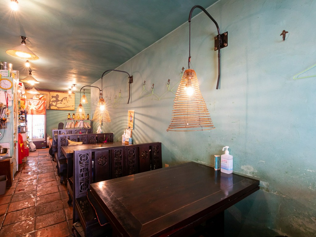 ベトナムで買い付けた小物や調度品で満たされる店内