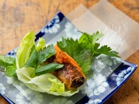 生野菜と一緒に、ライスペーパーで包んで食べるのがベトナム流『揚げ春巻き』