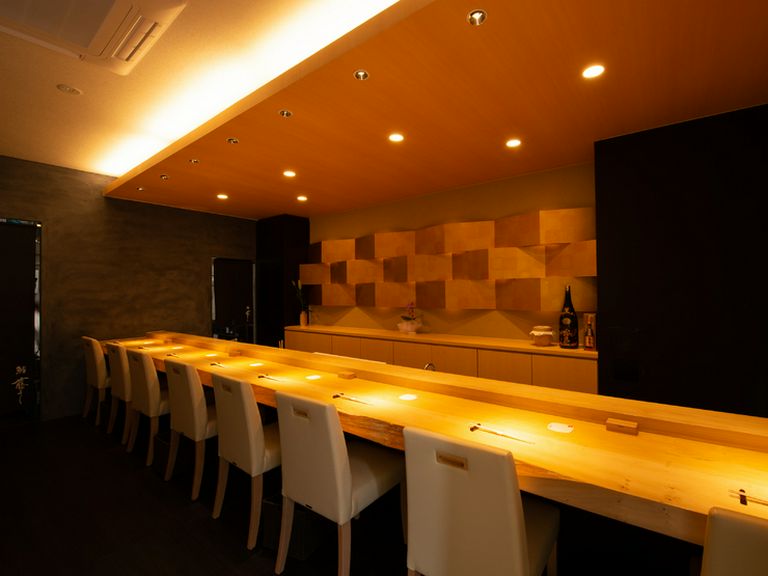 限定8席のカウンターで大人の贅沢にひたれる春吉の隠れ家的鮨店