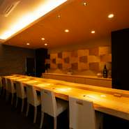 2020年創業の鮨店。通りから一本入った隠れ家感も魅力で、大人のくつろぎにふさわしい雰囲気です。全8席にしぼった店内には、凛と美しいイチョウの一枚板のカウンターを設え。落ち着いて、心から憩えます。