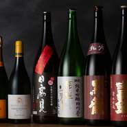 日本酒・焼酎・ワイン・ビールなど、お酒のラインナップも実に魅力的。なかでも日本酒が充実し、鮨に合うお酒として開発された宮城の『日高見　弥助』、広島の銘酒『宝剣』など、店の料理に合う旨い酒が集います。