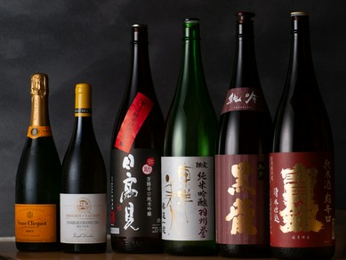 旬の和食材と鮨に合う日本酒をはじめ、旨い酒が豊富に揃う！
