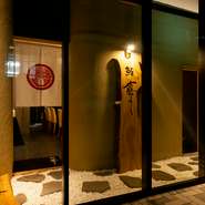 魚好きな方、舌が肥えた方も大満足の料理と握りが揃う店。カウンター8席限定なので、少人数で和気あいあいと憩うビジネスシーンに向きます。旬の最高食材を堪能できる12,000円のコースがオススメです！