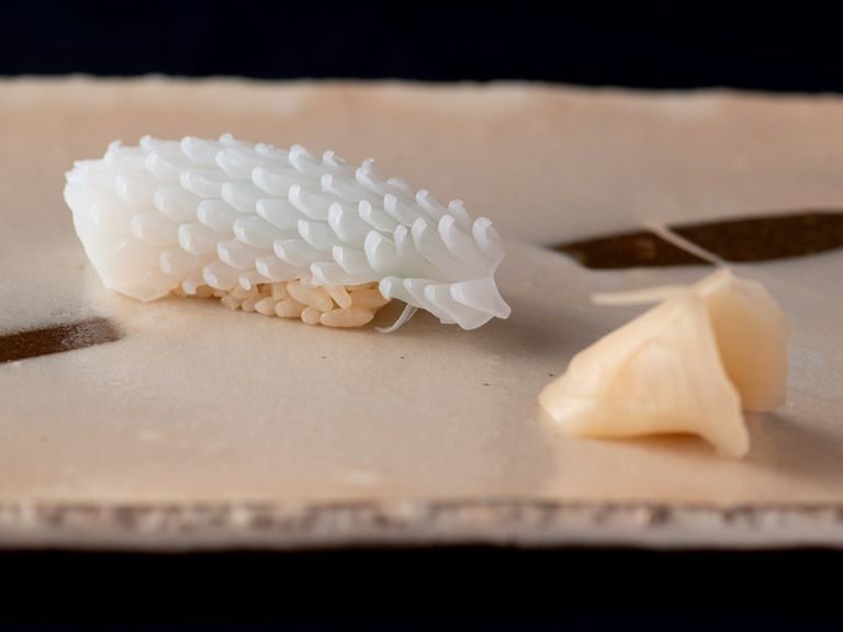 赤酢をきかせたシャリとの一体感を堪能する『イカの握り』