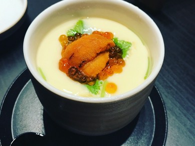 バリエーション豊富な料理を囲んで盛り上がる歓送迎会