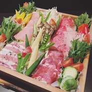 長崎県、島原市の地で育てられた日本SPF協会が毎年行う厳しい認定試験に、日本で唯一過去17年間合格し続けており『レア』でも食べられる希少な豚です。