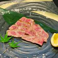 佐賀県農業組合内の飼育農家で育成されいている黒毛和種の和牛のうち、一定の基準を満たした場合に呼称が許される最高級和牛肉です。最高級のA5ランクの和牛のとろける触感をお楽しみください。

