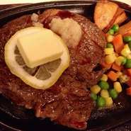 牛リブ200gのたっぷり本格鉄板焼きステーキに、スープサラダ、ドリンクまでセットでモーニング特価の100円引き！で、なんと1,280円で召し上がれます♪

