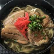 かつお節と昆布でキリっとすっきり味わい深い出汁をベースにしたこだわりスープ。ツルツル滑りのいい沖縄そばの麺とたっぷりのせた三枚肉＆ソーキも食べ応えあり♬