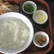 粥・豚三枚肉・煮大根・青ネギ・生姜・胡麻・梅干し・もずくのすまし汁付き！オリジナルの八角ブレンド紅塩で香と味わいを引き立てます♪