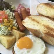 トースト・ベーコンエッグ・スープ・ドリンク　※＋150円でトーストをバジルチーズorメープルチーズに変更できます。