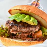 牛肉100％のこだわりハンバーグがとてもジューシー。Aランチで提供されているものの2倍というビッグサイズです。特注の14cmもあるバンズに野菜と共に挟んでいただきます。
セット　951円