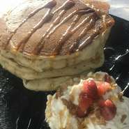 こんがり焼き上げたほどよい大きさのパンケーキを三枚重ね、たっぷりのホイップクリームとメイプルシロップ。そして、クラッシュシュガードピーナッツをトッピング。