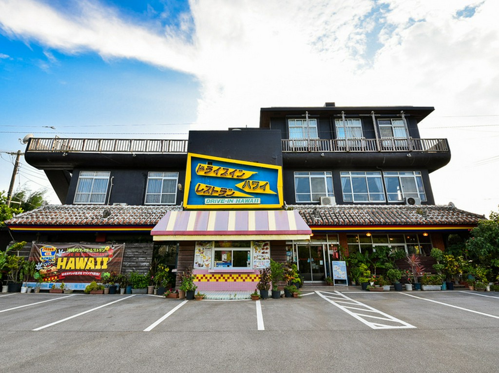 沖縄美ら海水族館から車で約7分ほど。ドライブデートのランチに