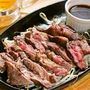 お肉をガッツリ食したい時に肉汁があふれ出るハラミステーキをぜひご堪能ください。若い方にも人気の一品。