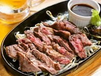お肉をガッツリ食したい時に肉汁があふれ出るハラミステーキをぜひご堪能ください。若い方にも人気の一品。