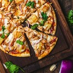 お客様からの要望で開発したメニュー。生地からつくりあげ、小腹が空いたときにでも食べられるようカリカリとした食感です。胃もたれしないので男女問わず人気です。
