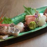 全国の市場から直送で届く鮮魚は寿司ネタとしては勿論、お造りでも日本酒などお酒のアテとして最高の逸品となります。