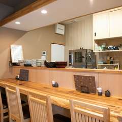 カウンターとテーブルからなる店内はくつろげる雰囲気