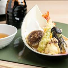 料亭で磨いた腕を堪能できる『季節の天ぷら盛り合わせ』